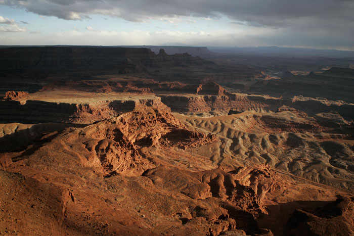 Canon EOS 1D MarkII — 24mm ISO 100 @ f/2.8 and 1/500 sec — A view from Dead Horse Point.