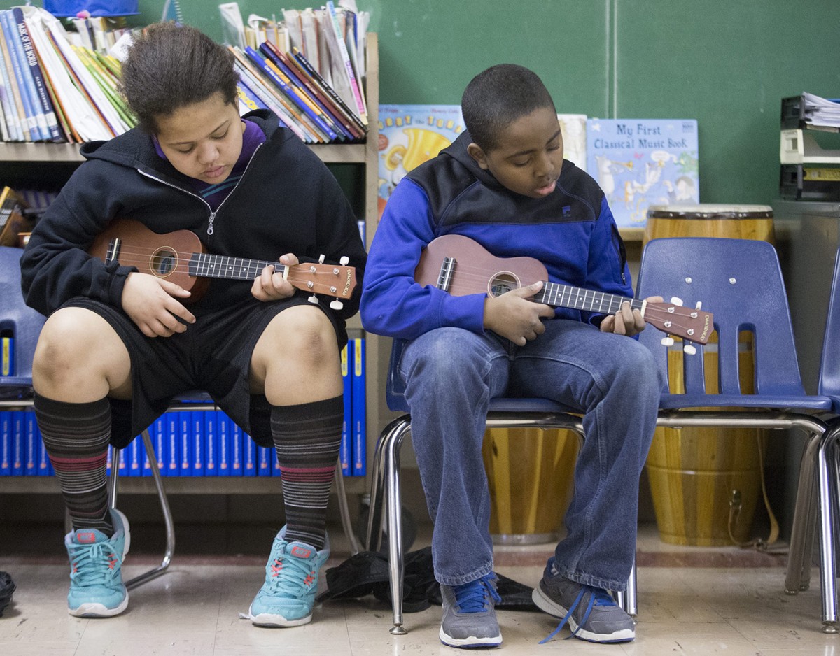 Students play the ukulele
